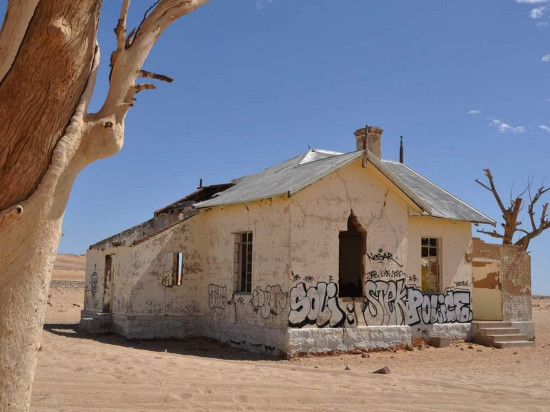 Polémique : des graffeurs lyonnais accusés d'avoir vandalisé un bâtiment historique en Namibie