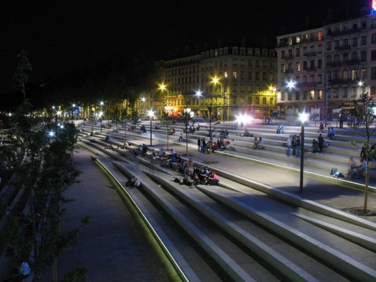 Violences sur les berges du Rhône : le policier de la BAC condamné à du sursis