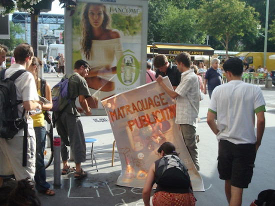 Les Déboulonneurs lyonnais préfèrent la pédagogie à la vandalisation