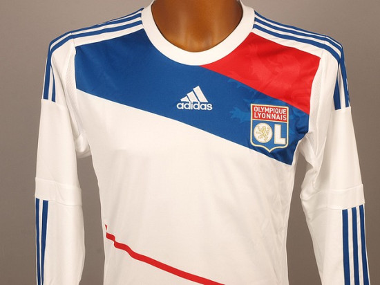 Le nouveau maillot domicile 2012-13 de l’OL fuite déjà sur le Web! (photos)