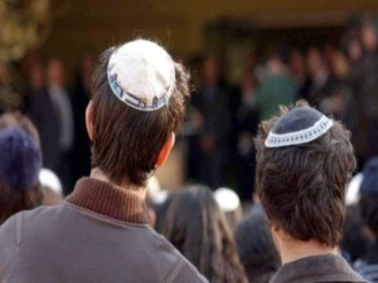 Trois jeunes juifs agressés au marteau et à la barre de fer près de Lyon