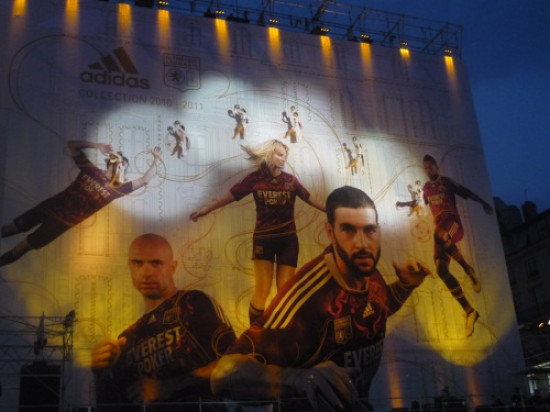 Succès pour la présentation publique à Bellecour du maillot 2010-2011 de l'OL (vidéo)