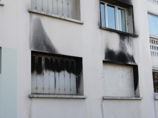 Il met le feu à l’appartement de sa mère