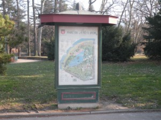 La pirogue quitte le parc de la T&ecirc;te d'or