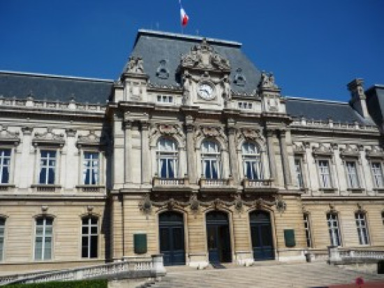 La pr&eacute;fecture fait le pont