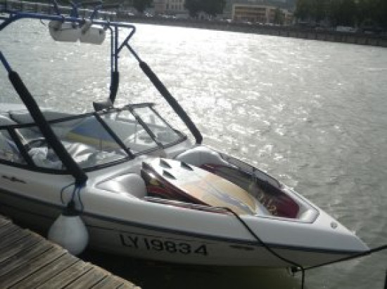 Un bateau a sombr&eacute; au port des Roches-de-Condrieu