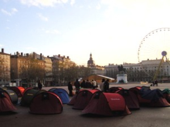 Un campement installé devant la mairie du 8e arrondissement