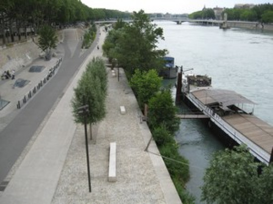 Une embrassade géante a lieu vendredi après-midi sur les berges du Rhône, quai Augagneur