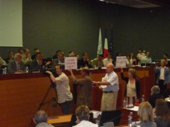 Une enqu&ecirc;te ouverte apr&egrave;s la publication d'une photo, pr&eacute;sentant un &eacute;lu FN rh&ocirc;nalpin ex&eacute;cutant le salut nazi