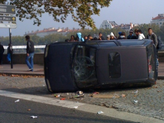 Une fille de 20 ans écrouée après les incidents en marge des manifestations Une fille de 20 ans écrouée après les incidents en marge des manifestations