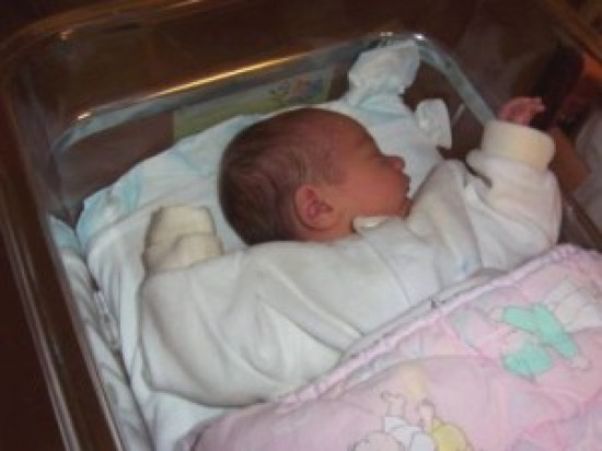 Un bébé découvert abandonné en face d'un lycée en Savoie Un bébé découvert abandonné en face d'un lycée en Savoie