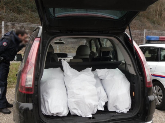 La PJ de Lyon intercepte une voiture chargée de 300 kg de cannabis La PJ de Lyon intercepte une voiture chargée de 300 kg de cannabis