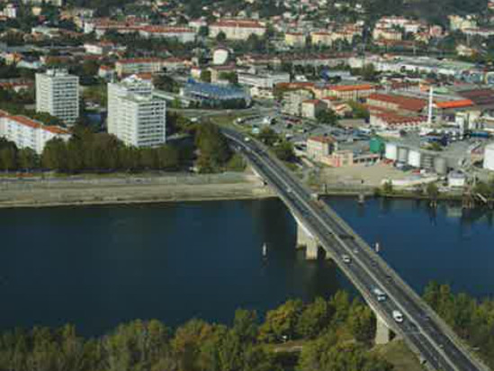 Heurté par un bateau, le pont du Rhône doit être inspecté sur l'A47 Heurté par un bateau, le pont du Rhône doit être inspecté sur l'A47