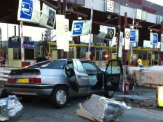 Rhône : une voiture percute les rails de protection du péage