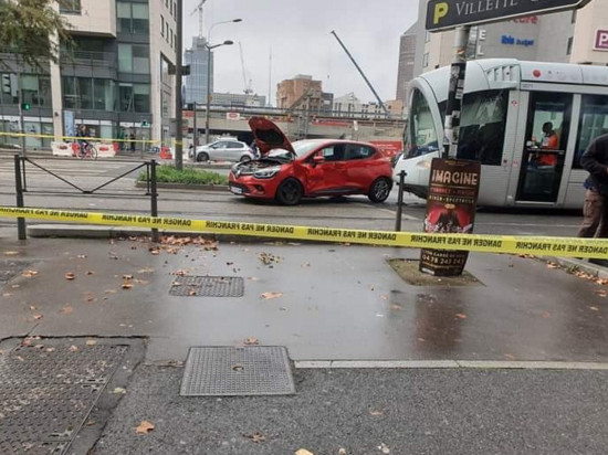 Un automobiliste légèrement blessé après une collision avec un tram à Lyon