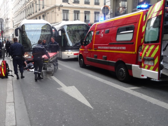 Lyon : un piéton renversé par un bus dans le 1e arrondissement Lyon : un piéton renversé par un bus dans le 1e arrondissement