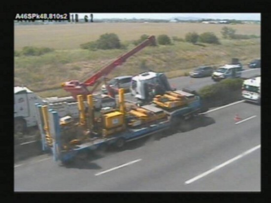 Un poids-lourd se renverse sur l’A46 : l’autoroute coupée en direction de Marseille