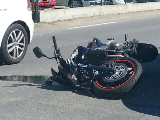 Renversé par une voiture, un motard grièvement blessé à Givors