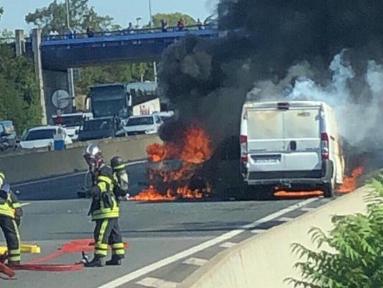 Lyon : trois voitures en feu sur le périph' nord, quatre blessés légers
