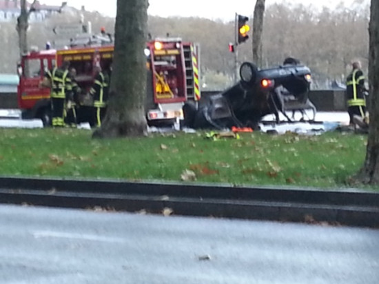 Lyon : Une voiture sur le toit quai Jean Moulin Lyon : Une voiture sur le toit quai Jean Moulin