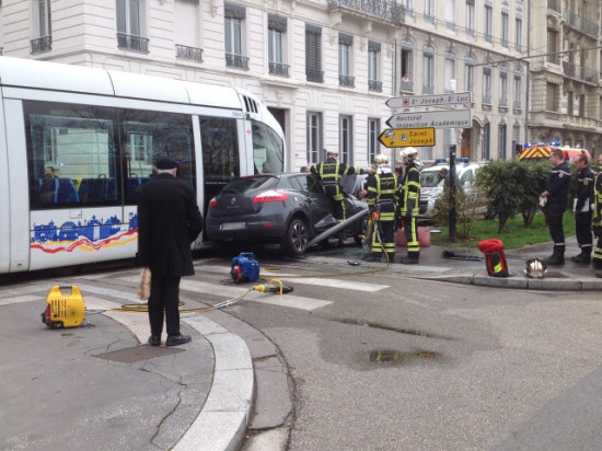 Lyon : un impressionnant accident de la route quai Claude Bernard ce jeudi Lyon : un impressionnant accident de la route quai Claude Bernard ce jeudi