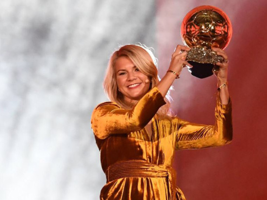 Ada Hegerberg (OL féminin) remporte le premier Ballon d’Or féminin