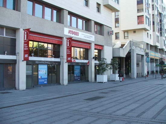 Prise de bec entre une cliente et une agent commerciale TCL Prise de bec entre une cliente et une agent commerciale TCL