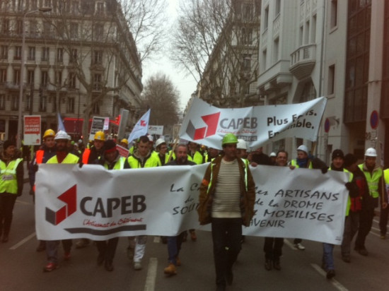 Entre 600 et 1000 agents du bâtiment sèment la pagaille dans Lyon Entre 600 et 1000 agents du bâtiment sèment la pagaille dans Lyon