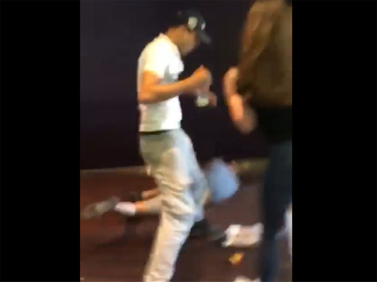 On lui saute sur la tête à pieds joints rue de la Ré à Lyon : la victime toujours en observation On lui saute sur la tête à pieds joints rue de la Ré à Lyon : la victime toujours en observation