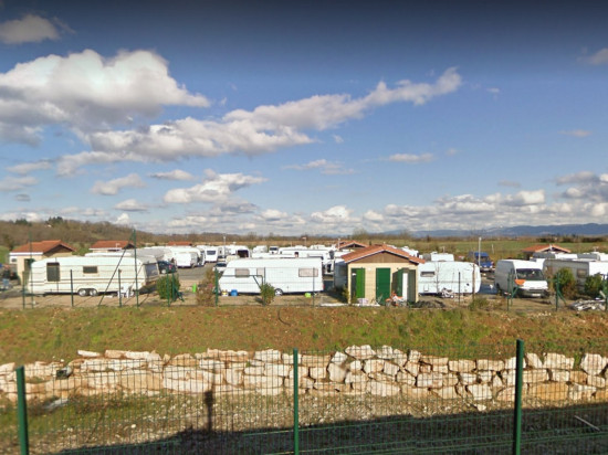 Un bébé de 15 mois mortellement renversé sur l'aire d'accueil des gens du voyage à Meximieux Un bébé de 15 mois mortellement renversé sur l'aire d'accueil des gens du voyage à Meximieux