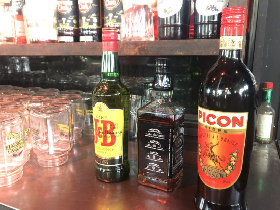 Lyon : ils jettent une plaque d'égout contre une vitre pour voler du whisky et du Picon