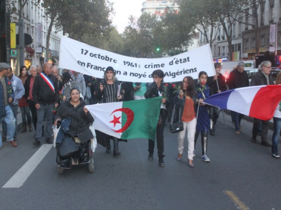 Une gerbe de fleurs jetée dans le Rhône en hommage aux Algériens tués en 1961