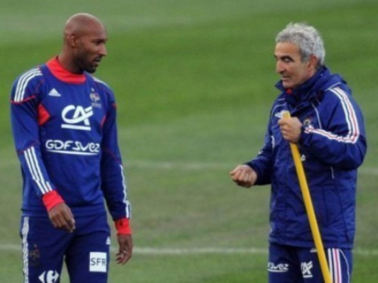 Raymond Domenech tacle ses anciens joueurs en librairie Raymond Domenech tacle ses anciens joueurs en librairie