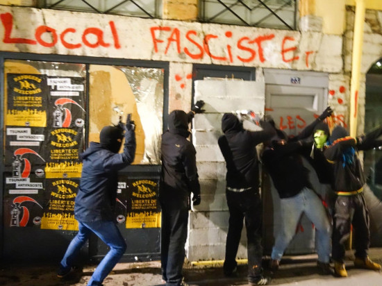 Lyon : le Pavillon Noir du Bastion Social emmuré par des opposants