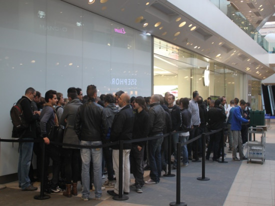 Lancement de l’iPhone 5 à Lyon : Les fans au rendez-vous à Confluence - VIDEO