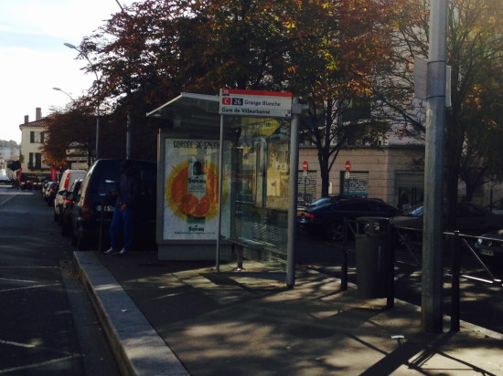 Villeurbanne : une femme poignardée à un arrêt de bus Villeurbanne : une femme poignardée à un arrêt de bus