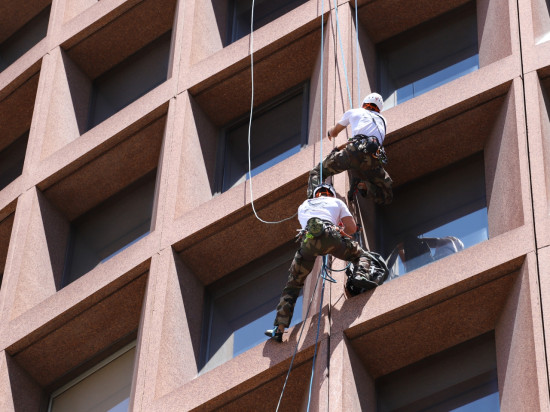 Pour les 130 ans des troupes de montagne, 4 militaires de Lyon gravissent la tour de la Part-Dieu - [VIDÉO]