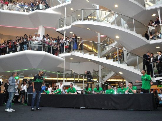 L’ASVEL et Tony Parker prennent un bain de foule à la Part-Dieu (photos)