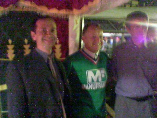 Jean-Michel Aulas avec un maillot de Saint-Etienne : la photo polémique qui sort avant le derby