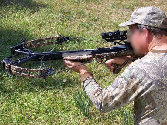 Le fils part avec la femme de son patron, le père s'explique armé d'une arbalète Le fils part avec la femme de son patron, le père s'explique armé d'une arbalète