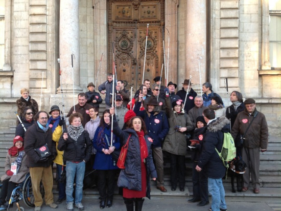 Lyon : une cinquantaine d'aveugles et de mal voyants ont participé à une marche militante et éducative