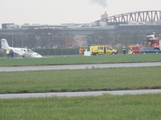 L'avion en difficulté a fini par se poser à l'aérodrome de Bron (MàJ) L'avion en difficulté a fini par se poser à l'aérodrome de Bron (MàJ)
