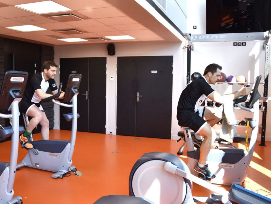 Le groupe LDLC reverse 10 000 euros au centre Léon Bénard Le groupe LDLC reverse 10 000 euros au centre Léon Bénard