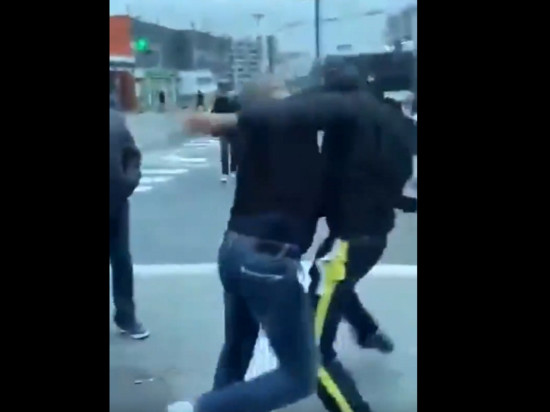 Villeurbanne : un chauffeur TCL se bat avec un passager devant des passagers médusés - VIDEO