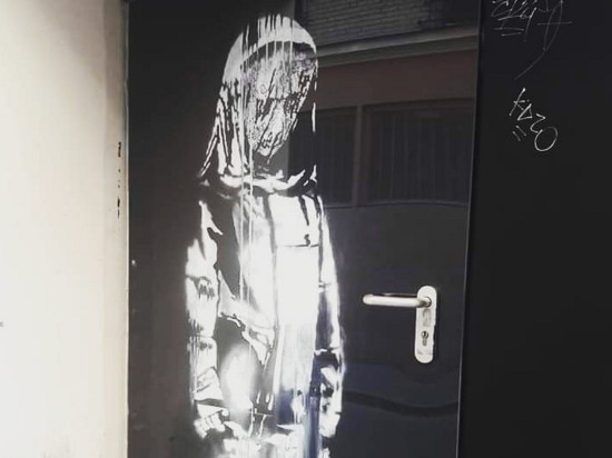 Oeuvre de Banksy volée au Bataclan : des interpellations dans le Rhône et en Isère