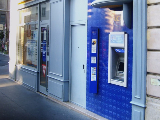 Un Lyonnais oublie 400 euros au distributeur, un couple lui rend son argent Un Lyonnais oublie 400 euros au distributeur, un couple lui rend son argent