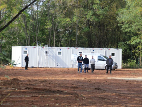 Oullins : les bungalows pour les Albanais commencent à être installés
