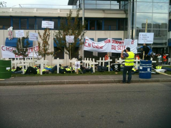 Lyon : 80 croix symboliquement plantées devant BASF Lyon : 80 croix symboliquement plantées devant BASF