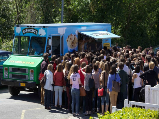 "Ben & Jerry's" distribue des glaces... contre des vêtements
