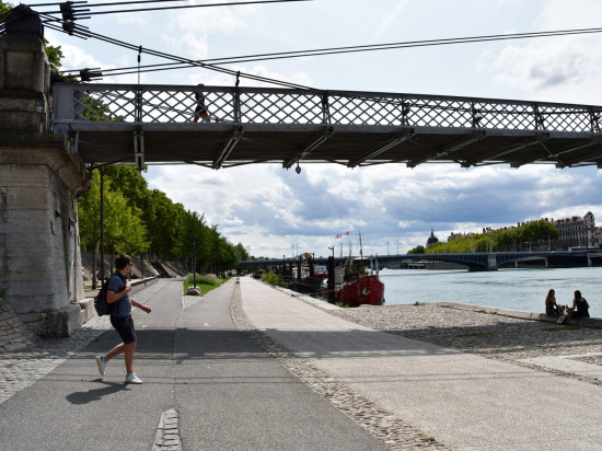 Corps d'un nourrisson retrouvé dans le Rhône : la mère identifiée et interpellée Corps d'un nourrisson retrouvé dans le Rhône : la mère identifiée et interpellée